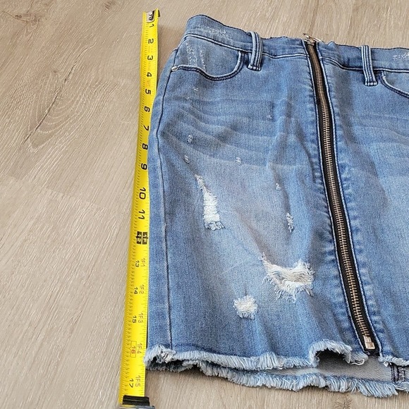 NWOT, BEBE high waisted skirt. Size 25. - Picture 8 of 8